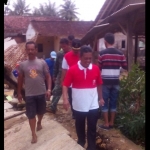 Bupati Pacitan Indartato saat meninjau lokasi bencana. Foto: IST
