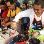 Irvan Wahyu Drajat, Kepala Dinas Perhubungan, sedang asyik memasak nasi goreng.