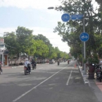 Jalur sepeda gratis di jalan Merdeka, Kota Blitar. foto: AKINA/ BANGSAONLINE