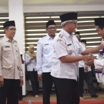 Wakil Wali Kota Kediri, Qowimuddin Thoha atau yang akrab disapa Gus Qowim, ketika menyalami salah satu jamaah calon haji.