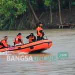 Tim gabungan saat menyisir sungai Bengawan Solo untuk mencari korban. foto: EKY NURHADI/ BANGSAONLINE