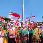 Gubernur Khofifah ketika membagikan bendera dan sembako berupa beras 5 kg kepada masyarakat di sekitar kantornya. Foto: DEVI FITRI AFRIYANTI/BANGSAONLINE