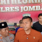 Kasatreskrim Polres Jombang, AKP Margono Sehendra, saat konferensi pers terkait kasus mutliasi.