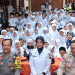 Dua petugas dari Polsek Pagu bersama siswa RA Purwaninda. (Ist)