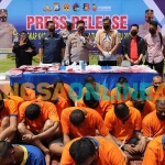 Kapolres Gresik, AKBP Mochamad Nur Azis, saat konfrensi pers terkait Operasi Tumpas Narkoba Semeru 2022. Foto: SYUHUD/BANGSAONLINE