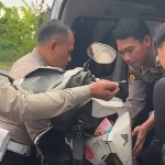 Motor pemudik yang mengalami overheat saat dinaikkan ke mobil BLING Satlantas Polres Lamongan