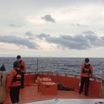 Tim SAR melakukan pencarian awal Kapal Motor (KM) Kembang Kurma