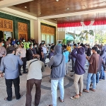 Kelompok Masyarakat (Pokmas) Desa Perreng dan Desa Kapor, Kecamatan Burneh, Kabupaten Bangkalan saat hendak menyampaikan aspirasi ke Bupati Bangkalan. (foto: ist)