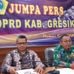 Ketua DPRD Gresik, Abdul Hamid dan Wakil Ketua, Nur Qolib saat memberikan keterangan kepada wartawan. foto: SYUHUD/ BANGSAONLINE