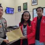 GMNI Blitar saat membuat laporan ke Polres Blitar Kota terkait viralnya video klip Iclik Cinta