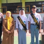 Kapolsek Junrejo, Iptu Fredi Yopi Prawito, bersama Duta Pelajar Kamtibmas dari SMAN 2 Batu.