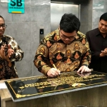 Bupati Dhito saat menandatangani peresmian Gedung KRIS RSKK Pare