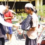 Gubernur Khofifah saat menyalurkan bantuan ke tukang becak.
