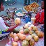 enjual buah kraeng yang laris manis pada saat bulan Ramadan seperti sekarang ini. (foto: bahri/BANGSAONLINE)