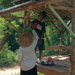 Babinsa Koramil 0827/15 Batuputih, Serka Sugeng Budiono bersama perangkat desa dan warga melakukan kerja bakti membuat pos keamanan lingkungan (pos kamling) di Dusun Pajung Desa Bantelan, Kecamatan Batuputih. (foto: ist)