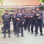 Petugas saat berjaga dalam sidang tragedi Kanjuruhan di PN Surabaya.