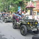 Para atlet dan pelatih Kontingen Bangkalan untuk ajang Popda XIV Jatim diarak keliling Kota Bangkalan.