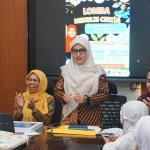 Ibunda Guru Indonesia Kota Pasuruan, Suryani Firdaus Adi Wibowo, saat memberi arahan.