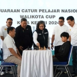 Pj. Wali Kota Kediri Zanariah saat memainkan bidak catur sebagai tanda pembukaan Kejuaraan Nasional Catur Pelajar Wali Kota Cup. Foto: Ist.