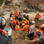Tim gabungan melakukan evakuasi jenazah korban gempa di Cianjur, Jawa Barat, Jumat (25/11/2022).Foto:Divisi Humas Polri.
