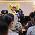 Kepala DP3AP2KB dr Muh. Fajri Mubasysyir saat memberi arahan. (Ist)