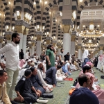 Para jemaah shalat Masjid Nabawi seusai buka puasa massal di Masjid Nabawi Madinah. Foto: M. Mas