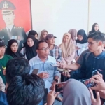 Nur Aziz selaku kuasa hukum nasabah saat memberikan keterangan kepada awak media.