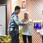 Wali Kota Kediri, Abdullah Abu Bakar, saat memakaikan jaket kepada salah seorang petugas. Foto: Ist