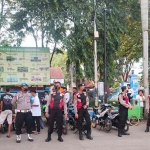 Petugas kepolisian saat mengamankan puluhan sepeda berknalpot brong di Jalan Tenis, Kelurahan Patokan, Kecamatan Kraksaan, Kabupaten Probolinggo.