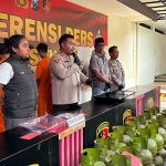 Kasatreskrim Polres Tuban, AKP Dimas Robin Alexander, saat memimpin rilis pers penangkapan dua pelaku pencurian.