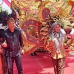 Wali Kota Mojokerto Ika Puspitasari bersama sang suami berfoto di depan peserta karnaval.