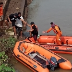 Proses evakuasi di Jembatan Rejoto. (foto: ist)