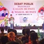 Suasana debat publik pasangan calon Bupati Kediri di Gedung Baghawanta Bhari Kabupaten Kediri. foto: arif kurniawan/BANGSAONLINE