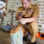 Pj Wali Kota Mojokerto, Ali Kuncoro saat memantau kualitas dan stok beras di gudang Bulog