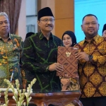 Bupati Gresik Fandi Akhmad Yani bersama Menteri Sosial Saifullah Yusuf menunjukkan perjanjian pinjam pakai aset untuk Sekolah Rakyat. (Ist)
