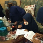 Para siswa saat belajar di rumah Tiwi memanfaatkan wifi gratis yang disediakan.  (foto: ist).