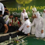 Jenazah Ustadz Jakfar Abdurrahman diturunkan dari panggung oleh tim medis Rumah Sakit Islam Jemursari dengan tandu.