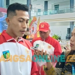 Ketua KONI Kabupaten Kediri, Hakim Rahmanysah, saat memberi keterangan kepada awak media. Foto: MUJI HARJITA/BANGSAONLINE
