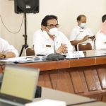 Kepala Diskominfo Kota Kediri, Apip Permana (dua dari kiri) saat mengikuti evaluasi dan penilaian interviu penerapan SPBE oleh asesor Kementerian PAN-RB. foto: ist.