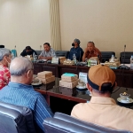 Komisi III DPRD Kota Probolinggo saat RDP dengan DLH dan DPUPR membahas sampah di Pasar Baru.