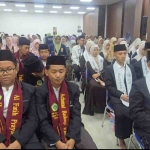 Para hafidz dan hafidzah SMP Unggulan Fullday dan SMP Unggulan Berbasis Pesantren (BP) Pondok Pesantren Amanatul Ummah saat acara wisuda tahfdiz perdana di Kantor JKSN Jalan Siwalankerto Utara Surabaya, Rabu(10/6/2026). Foto: mma/bangsaonline