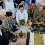Mahfud MD beserta keluarga besar saat berziarah ke makam ayahanda di Pamekasan. 