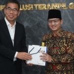 Bupati Trenggalek, M. Nur Arifin bersama Presiden Universitas Gyeongnam Namhae, Young Sik Noh, usai penandatanganan. (Ist)