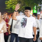 Pj Wali Kota Mojokerto, M. Ali Kuncoro, bersama istri saat menyapa masyarakat.