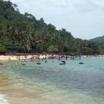 Ribuan Wisatawan membanjiri lokasi wisata di Trenggalek saat liburan sekolah dimulai. Salah satunya Pantai Pasir Putih. foto: traveler
