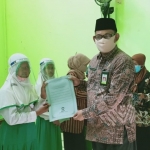 Penyelenggara Syariah, Kementerian Agama Kabupaten Tuban, Mashari saat memberikan beasiswa secara simbolis.