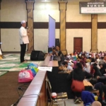 HM. Anton saat memberikan sambutan di hadapan ribuan anak yatim piatu.