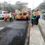 Proses perbaikan Jalan Raya Raci.