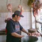Salah satu pedagang daging sapi di Pasar Srengat. foto: tri susanto/ BANGSAONLINE