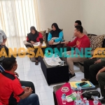 Camat Puncu Firman Tappa saat memimpin mediasi antara warga dan pengurus LMDH Budi Daya Satak. Foto: Muji Harjita/BANGSAONLINE